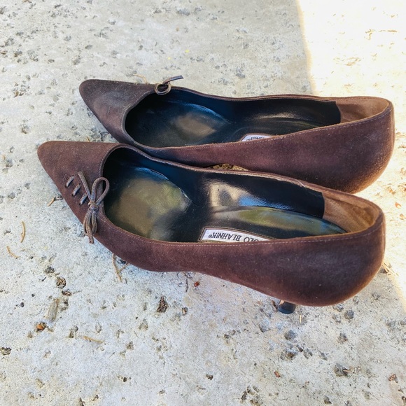 Manolo Blahnik Dark Brown Suede Lace Up Bow Pumps - Picture 12 of 13